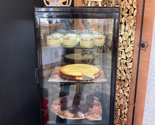 Inzell-Saloon Cake Station